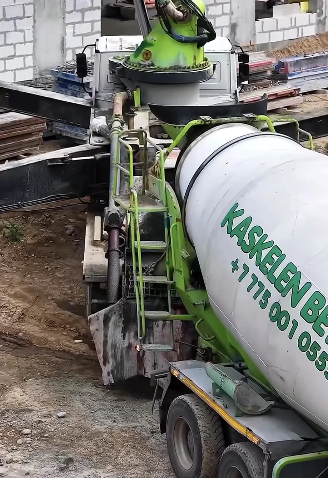 Белый автобетоносмеситель Kaskelen Beton с зелёным фирменным названием