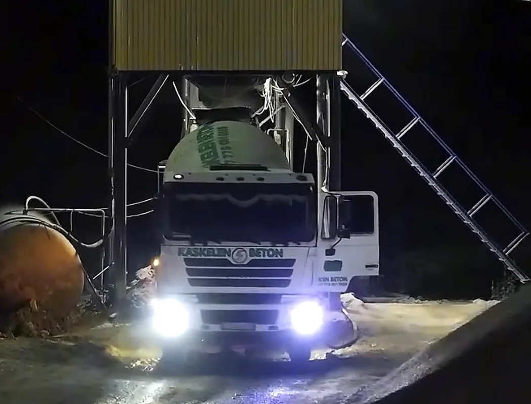 Фирменный автобетоносмеситель Kaskelen Beton ночью на загрузке